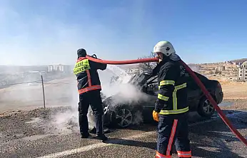 Seyir halindeki otomobil yandı