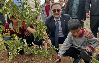 Sincik'te öğrencilerden yeşil bir gelecek için fidan dikimi