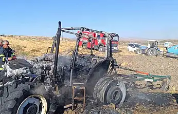 Tarlayı süren traktör alev alarak yandı