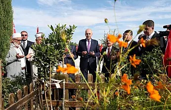 TBMM Başkanı Kurtulmuş, Adıyaman'da Deprem Şehitleri mezarlığını ziyaret etti
