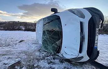 Tekeri patlayan minibüs takla attı: 4 yaralı