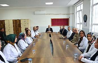 Vali Küçük Selahaddin Eyyubi Ortaokulu öğrencileriyle bir araya geldi