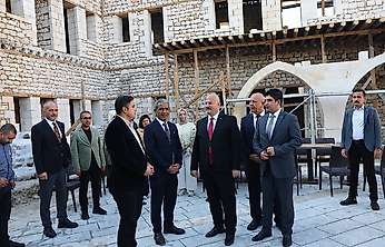 Vali Küçük Tarihi Tuz Hanında incelemelerde bulundu