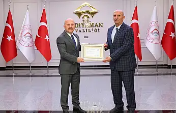 Vali Varol Ramazan Karakuş'u başarı belgesiyle ödüllendirdi