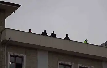 Valilik binasına çıkarak intihar teşebbüsünde bulunan şahıs ikna edildi