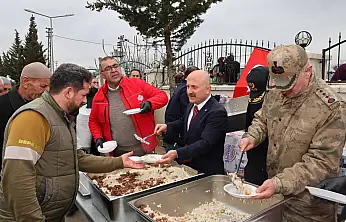 Vatandaşlara namaz çıkışı pilav ikram edildi