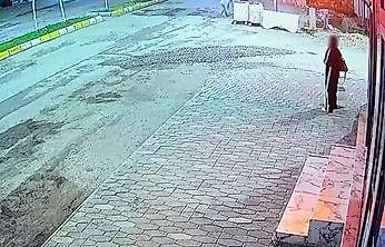 Adıyaman'da yemek yiyen kediye taşla vurdu