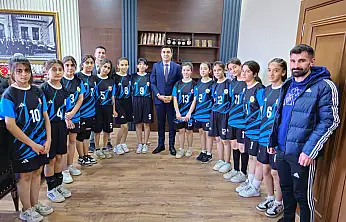 Voleybol takımı sporcularından kaymakam Güngör'e ziyaret
