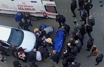 Yol ortasında eşini bıçaklayarak öldürdü