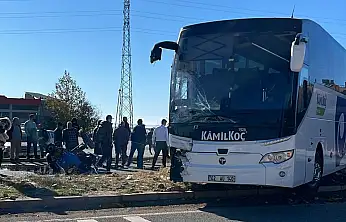 Yolcu otobüsü ile traktör çarpıştı: 1 yaralı