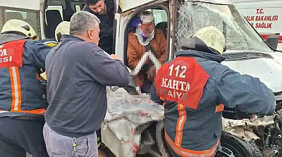 Adıyaman'da tır ile minibüs çarpıştı: 7 yaralı