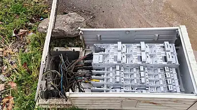 Devrilen elektrik trafosu ölüm saçıyor