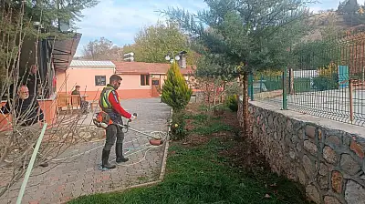 Gölbaşı Belediyesinden park ve refüjlerde bakım onarım çalışması