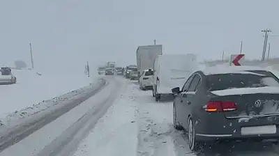 Gölbaşı'nda yoğun kar yağışı nedeniyle uzun araç kuyruğu oluştu
