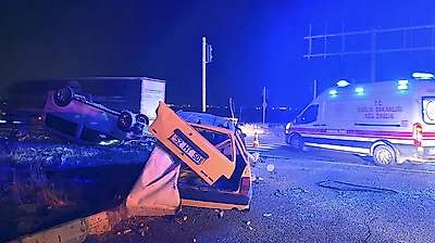 Hafif ticari araç ile otomobil çarpıştı: 3'ü ağır, 7 yaralı