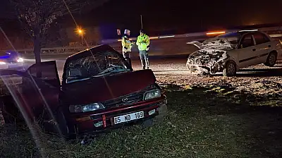 İki otomobil çarpıştı: 1 ölü, 2 yaralı