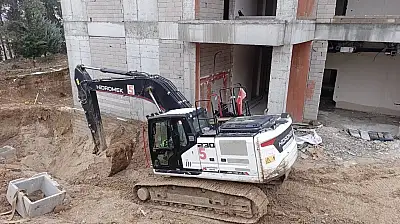 İş makinesi ile duvar arasında sıkışan işçi hayatını kaybetti