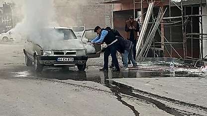 Battalgazi'de yangın çıkan araca zabıta ekipleri müdahale etti