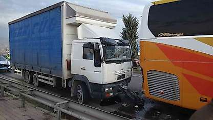 Malatya'da yolcu otobüsü ile kamyon çarpıştı, viyadükte trafik kilitlendi