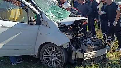 Hafif ticari araç ile minibüs çarpıştı: 4 yaralı
