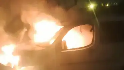 Park halindeki otomobil alev alev yandı