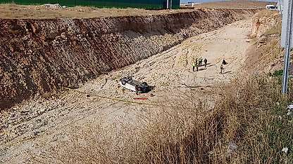 Şanlıurfa'da otomobil 15 metre yükseklikten çalışma yapılan yola uçtu: 1 ölü