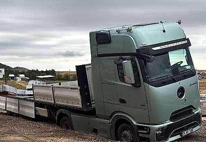 Adıyaman'da çöken yolda tır mahsur kaldı