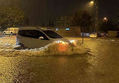 Adıyaman'da Sağanak Yağış Hayatı Olumsuz Etkiledi Yollar Göle Döndü