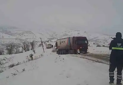 Araçlar karlı yolda mahsur kaldı