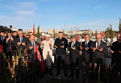 Bakan Yerlikaya ve beraberindeki heyetten deprem şehitliğine ziyaret