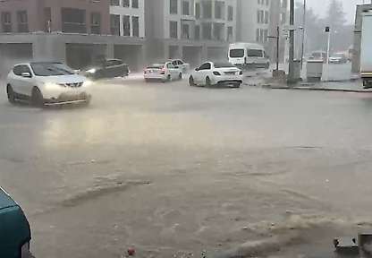 Besni'de sağanak yağış: Cadde ve sokaklar göle döndü