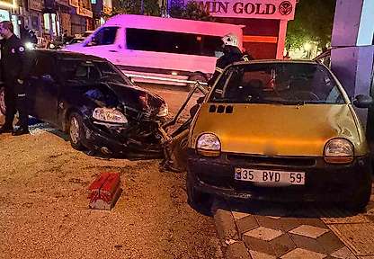 Kahta'da çarpışan otomobiller iş yerine daldı 2 yaralı