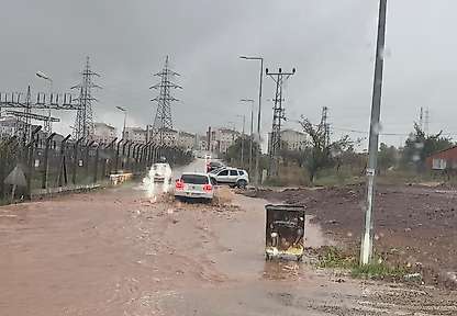 Gölbaşı'nda Sağanak Yağış Hayatı Olumsuz Etkiledi: TOKİ Caddesi Göle Döndü
