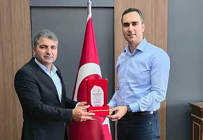 Kaymakam Artar, plaket ile uğurlandı