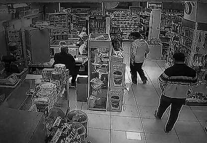 Adıyaman'da market kirlenmesin diye çorapla alışveriş yaptılar