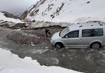 Menfez olmayan yolda sel: Araçlar mahsur kaldı