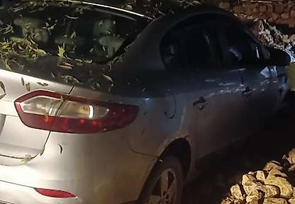 Adıyaman'da park halindeki otomobil heyelanda zarar gördü