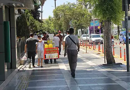 Şanlıurfa'da vatandaşlar terör örgütü PKK'nın silah bırakmasını sevinçle karşıladı