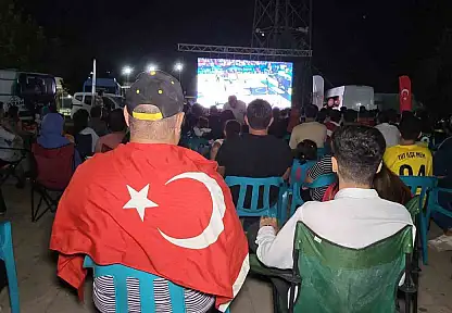 Türkiye- Almanya maçını Adıyamanlılar dev ekrandan izledi