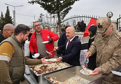 Vatandaşlara namaz çıkışı pilav ikram edildi