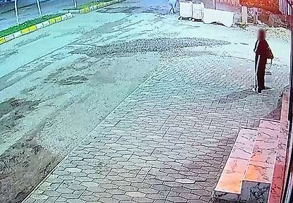 Adıyaman'da yemek yiyen kediye taşla vurdu