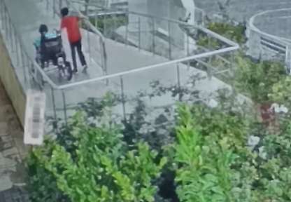 Yağmur altında arkadaşını yalnız bırakmayan küçük Yusuf yürekleri ısıttı