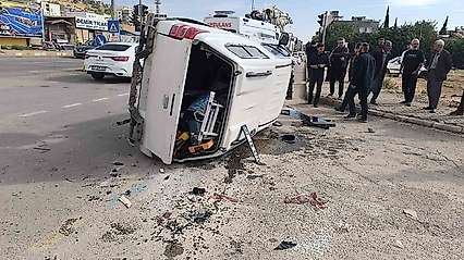 Adıyaman'da otomobil ile kamyonet çarpıştı: 3 yaralı