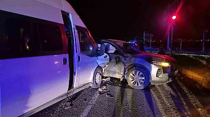 Adıyaman'da otomobil ile minibüs çarpıştı: 12 yaralı