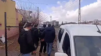 Bacaklarından bıçaklanan genç hastaneye kaldırıldı