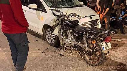 Hafif ticari araç ile motosiklet çarpıştı: 1 yaralı