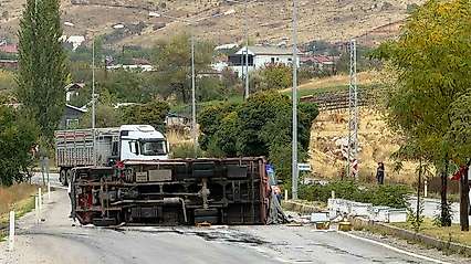 Malatya'da arı yüklü kamyon devrildi: 2 yaralı