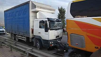 Malatya'da yolcu otobüsü ile kamyon çarpıştı, viyadükte trafik kilitlendi