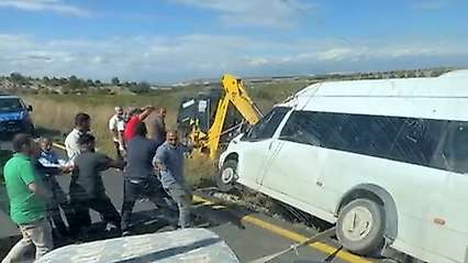 Minibüs şarampolde askıda kaldı