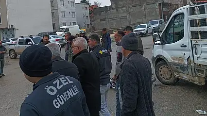 Motosikletle kamyonet çarpıştı: 2 yaralı